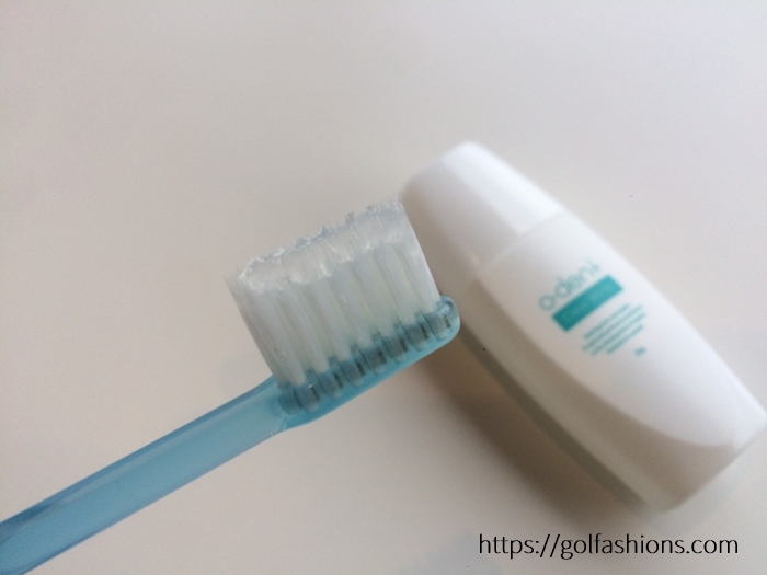 オーデント クリアホワイトの歯磨きジェルを歯ブラシにつける